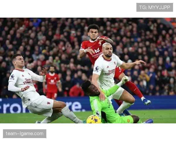 曼联更衣室矛盾再度曝光：问题发酵影响球队稳定性，赛季走势面临考验