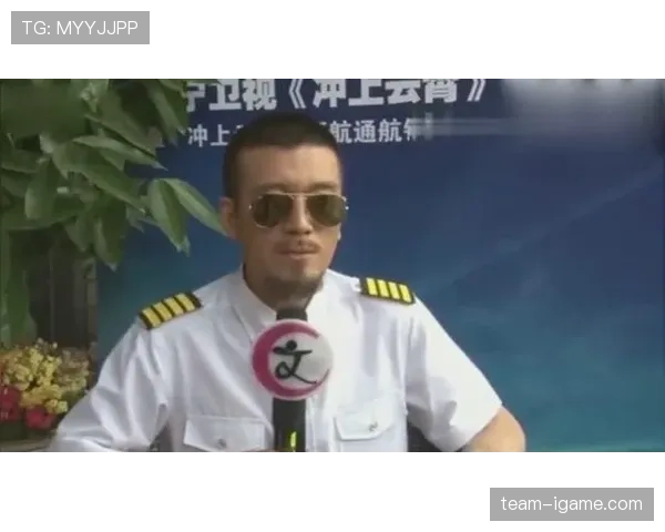 陈一冰穿睡裤逛菜市场，手上那串配饰像能抵一辈子加班钱，训练场上的铁汉脸去哪儿啦